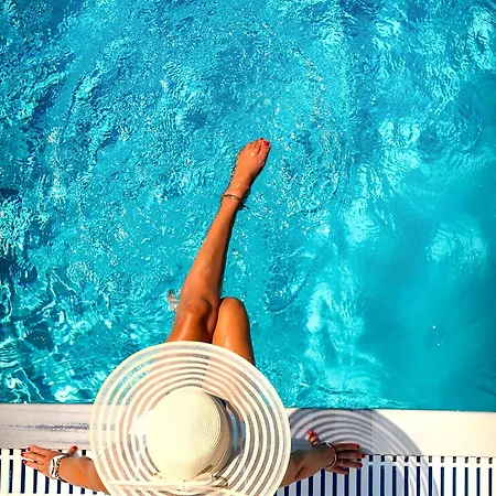 Garden Club - & Restaurant - Free Outdoor Pool & Parking 3*