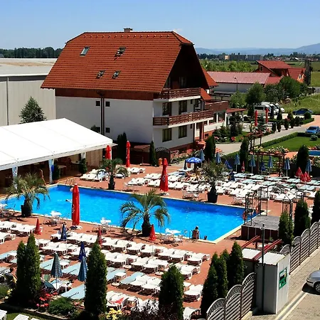 Garden Club - & Restaurant - Free Outdoor Pool & Parking