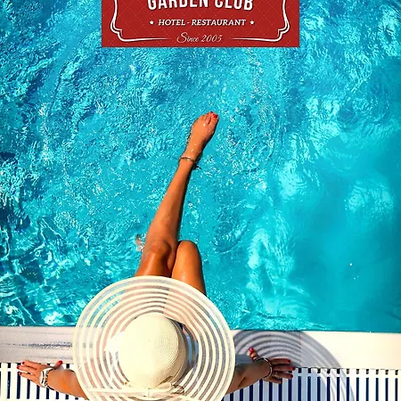 Garden Club - & Restaurant - Free Outdoor Pool & Parking Ξενοδοχείο Μπρασόβ