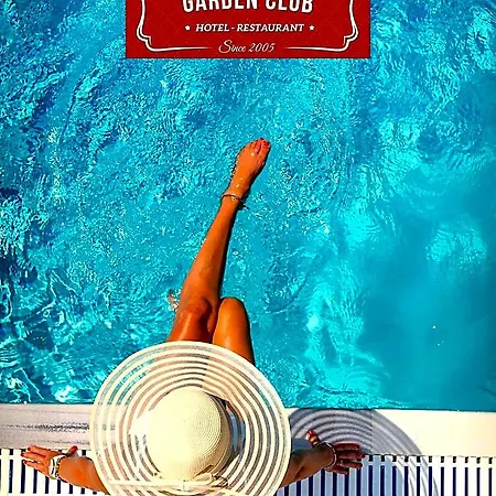 Garden Club - & Restaurant - Free Outdoor Pool & Parking 3* Braşov