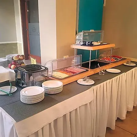 Garden Club - & Restaurant - Free Outdoor Pool & Parking 3*