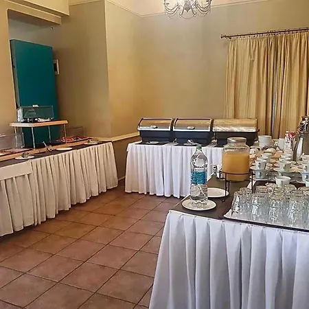 Hotel Garden Club - & Restaurant - Free Outdoor Pool & Parking Braşov