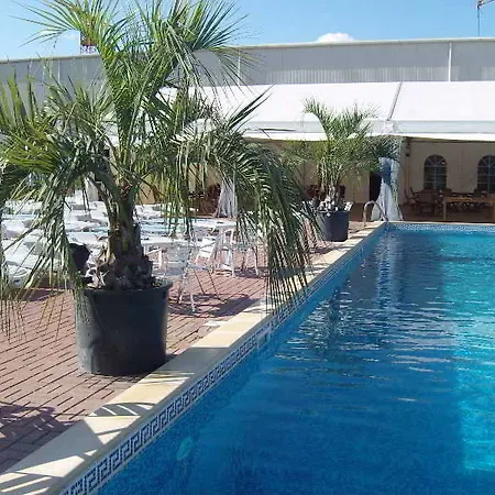 Garden Club - & Restaurant - Free Outdoor Pool & Parking
