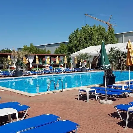 Garden Club - & Restaurant - Free Outdoor Pool & Parking Μπρασόβ