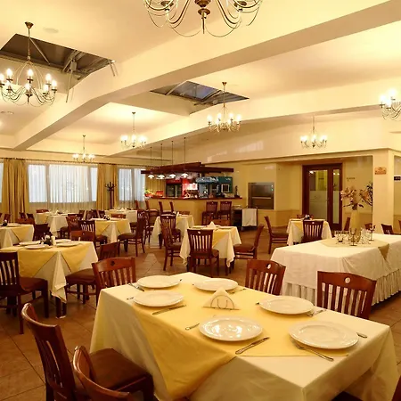 Garden Club - & Restaurant - Free Outdoor Pool & Parking Ξενοδοχείο Μπρασόβ
