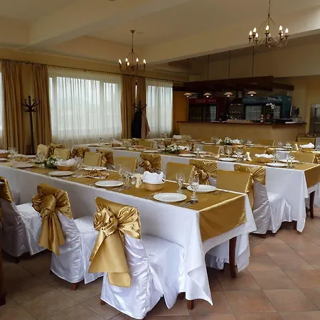 Garden Club - & Restaurant - Free Outdoor Pool & Parking 3*