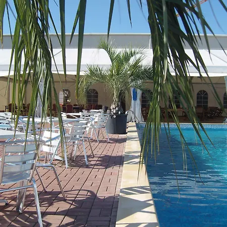Garden Club - & Restaurant - Free Outdoor Pool & Parking