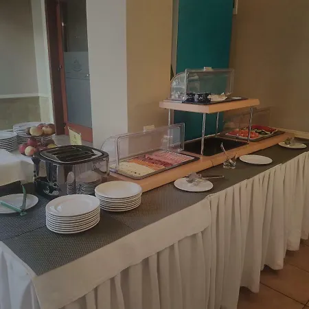 Garden Club - & Restaurant - Free Outdoor Pool & Parking 3*