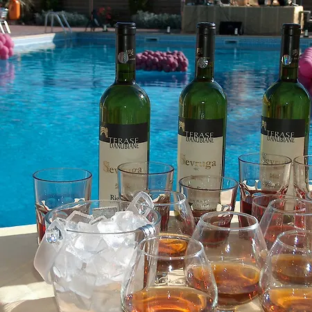 Garden Club - & Restaurant - Free Outdoor Pool & Parking Μπρασόβ